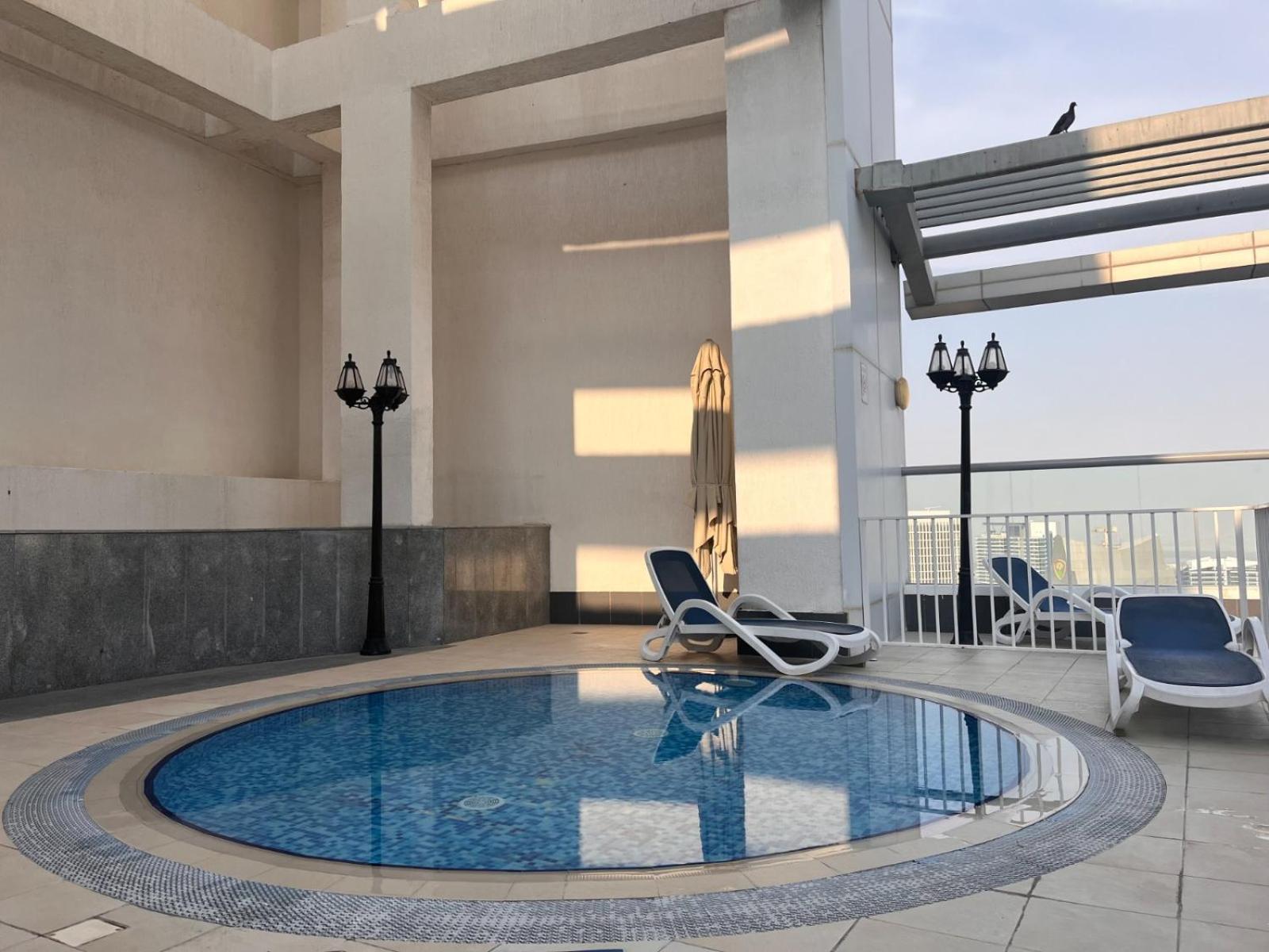 Stylish With Balcony In Downtown Apartment *